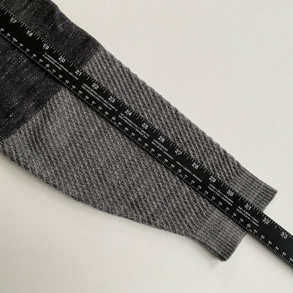 Calvin Klein Jeans Men's Colorblock Pullover Sz L Gray Crew Neck Knit Sweater - Picture 6 of 10